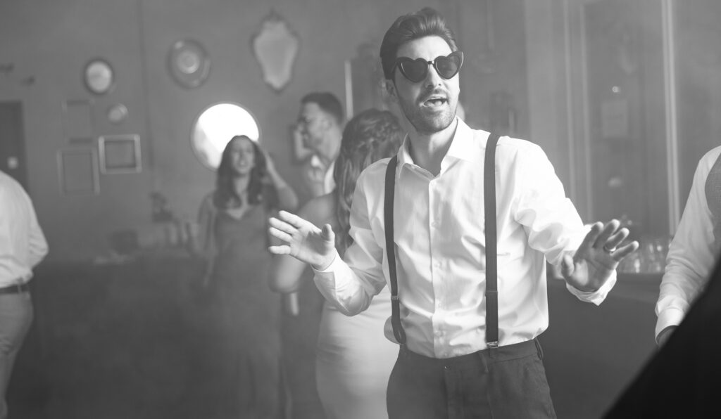 Wedding at Moschti Stäfa, Zürich. Party with bride, groom, family and friends celebrating