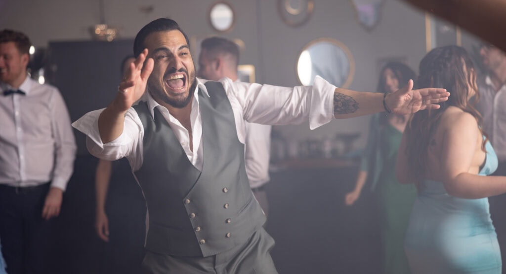 Wedding at Moschti Stäfa, Zürich. Party with bride, groom, family and friends celebrating