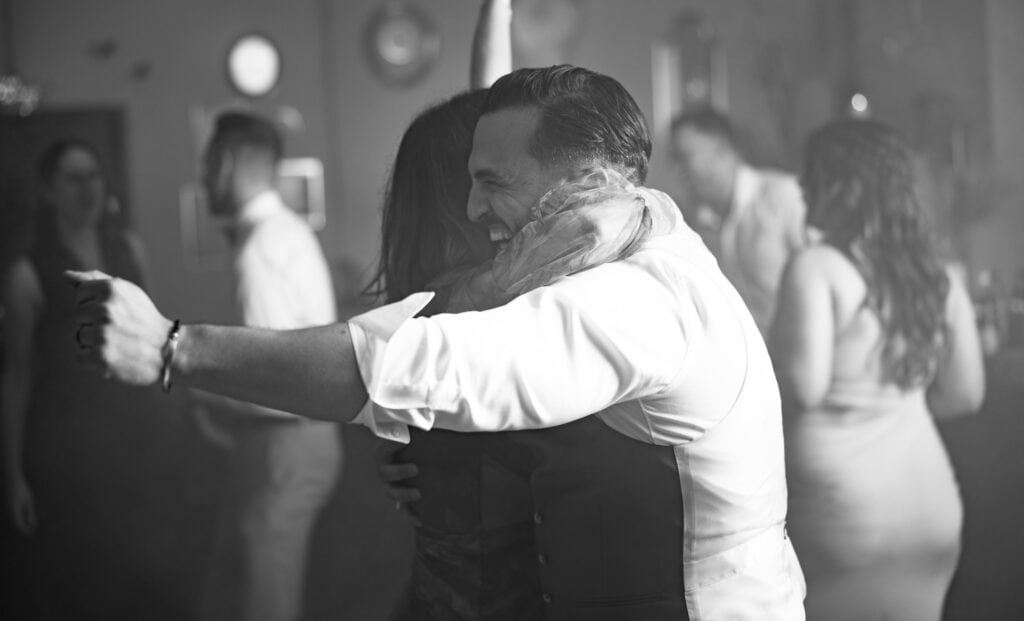 Wedding at Moschti Stäfa, Zürich. Party with bride, groom, family and friends celebrating