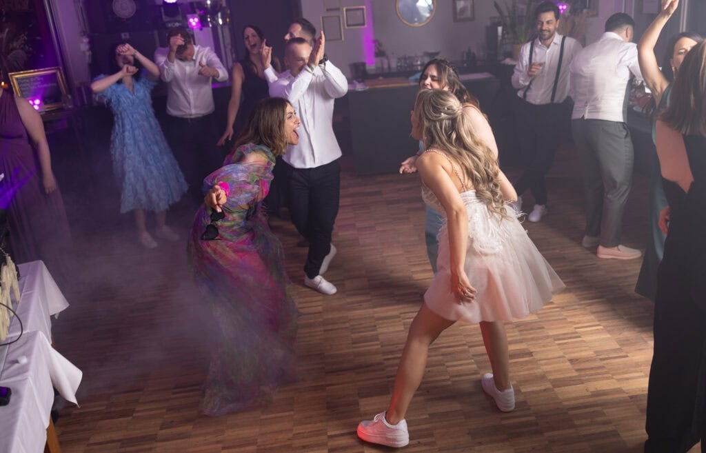 Wedding at Moschti Stäfa, Zürich. Party with bride, groom, family and friends celebrating