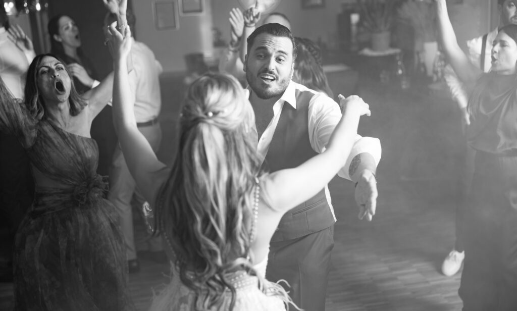 Wedding at Moschti Stäfa, Zürich. Party with bride, groom, family and friends celebrating