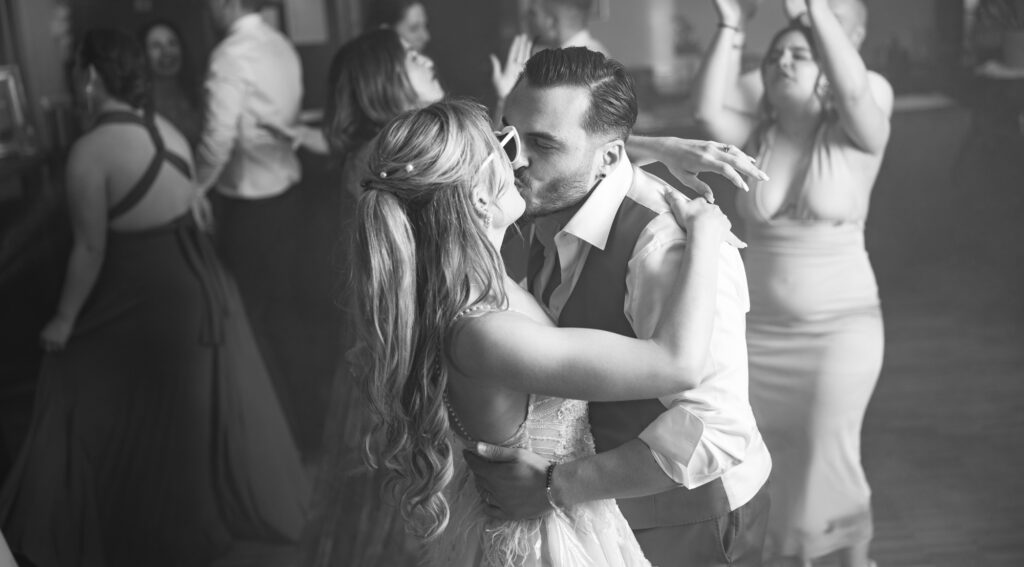 Wedding at Moschti Stäfa, Zürich. Party with bride, groom, family and friends celebrating