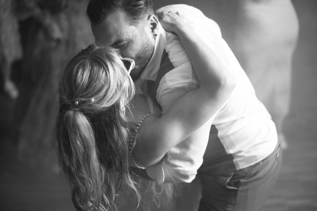 Wedding at Moschti Stäfa, Zürich. Party with bride, groom, family and friends celebrating