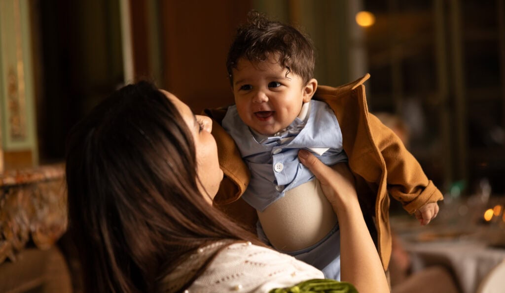 Wedding in Villa Wenkenhof. Mother laughing with kid