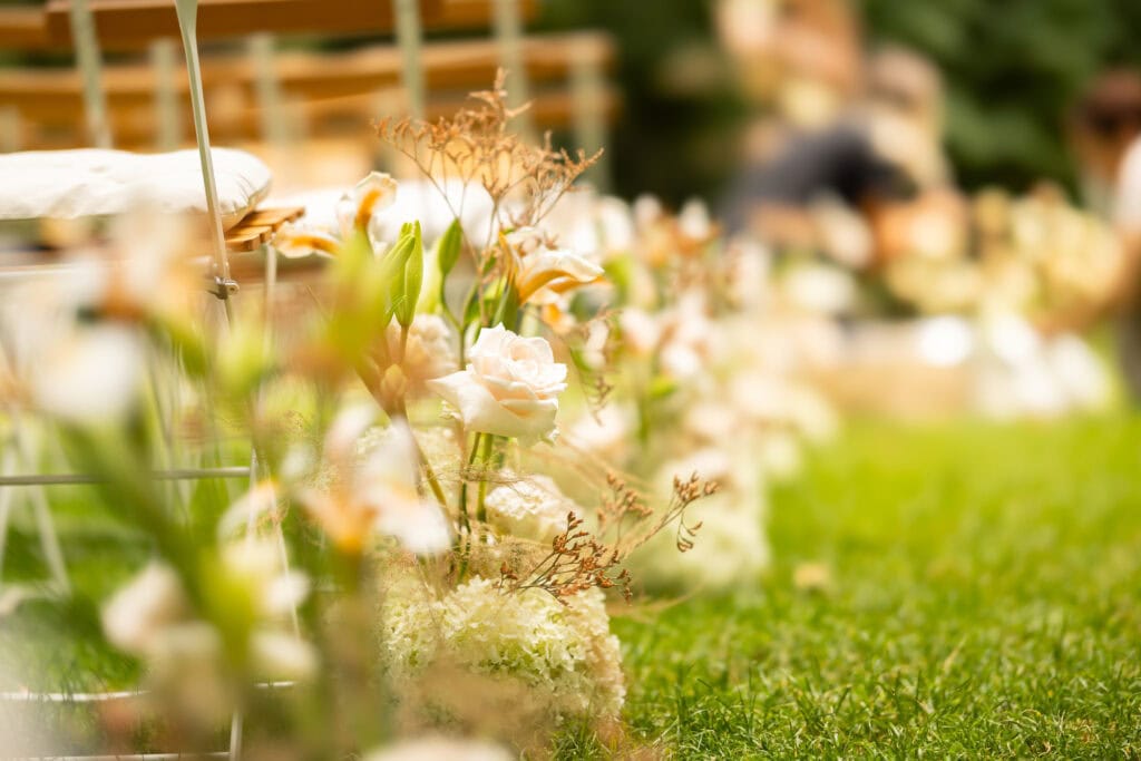 Elegant wedding florals by Karin Mani at the ceremony
