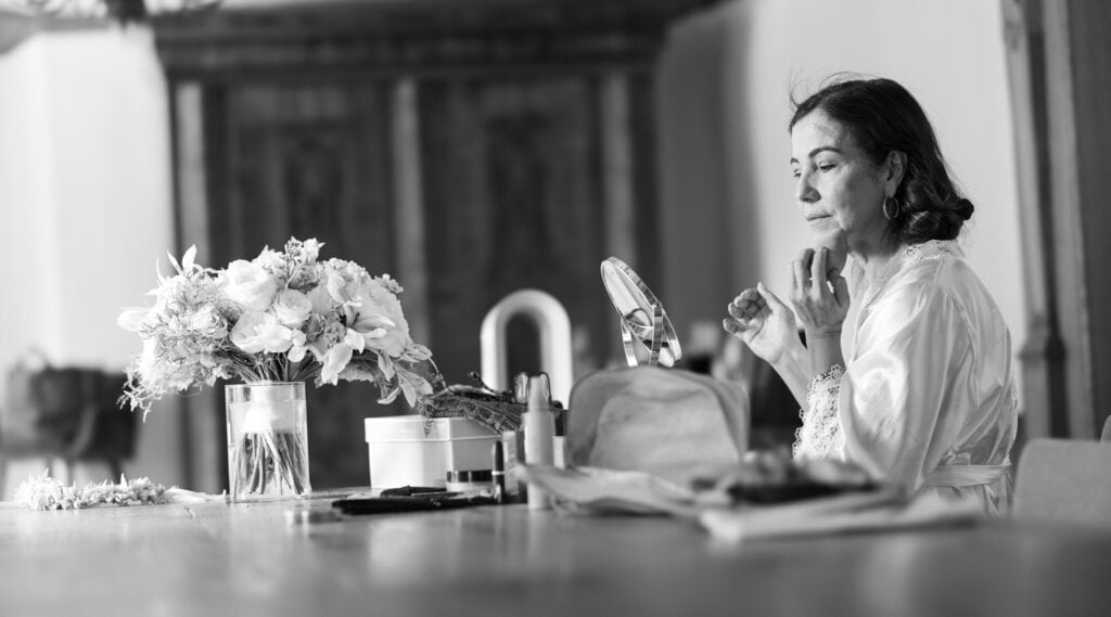 Bride at her getting ready, doing makeup and hair. Bride getting ready with her mum. Bride dress. Schloss Hünigen Bern