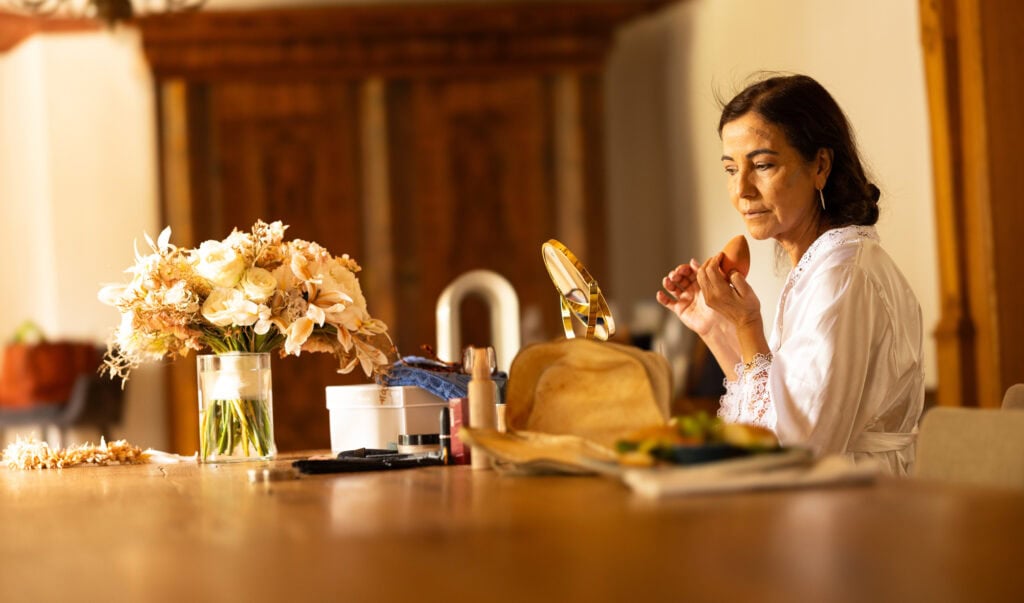 Bride at her getting ready, doing makeup and hair. Bride getting ready with her mum. Bride dress. Schloss Hünigen Bern