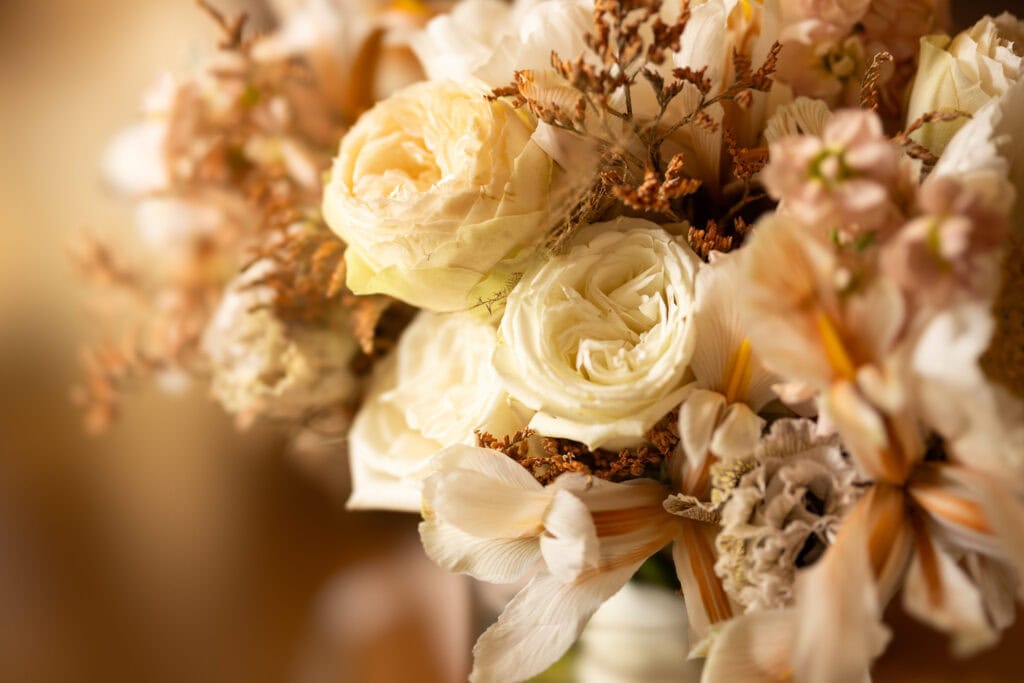 Bride at her getting ready, doing makeup and hair. Bride getting ready with her mum. Bride dress. Schloss Hünigen Bern. Flowers by Karin Mani