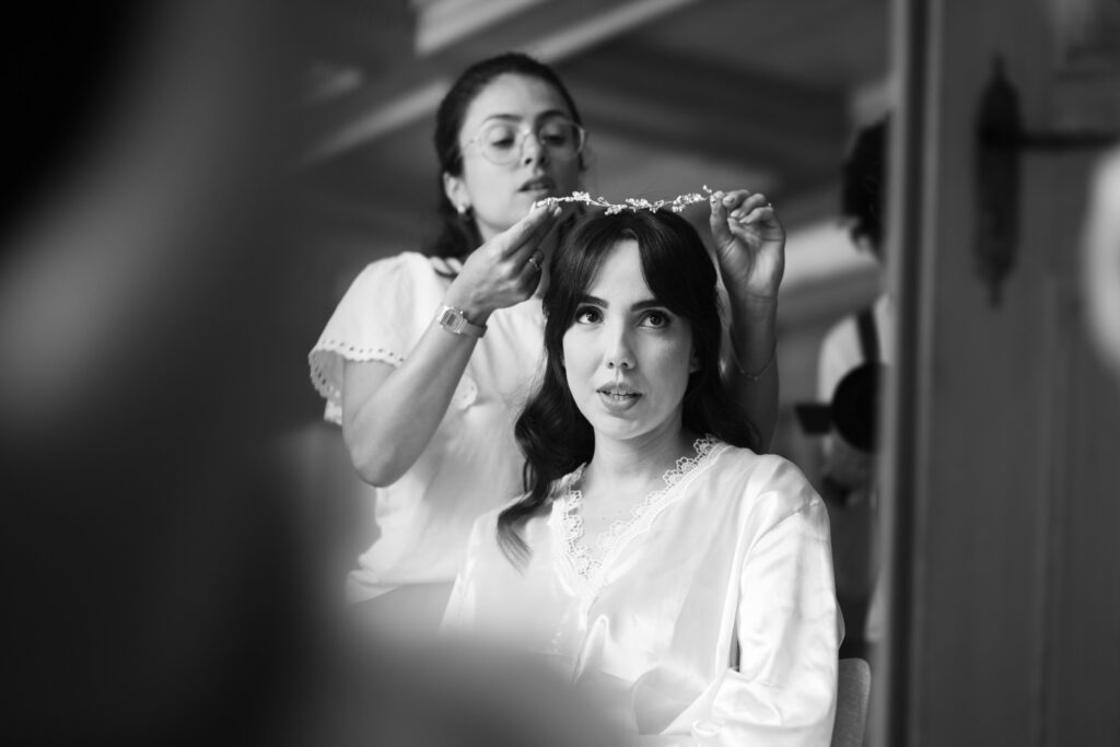 Bride at her getting ready, doing makeup and hair. Bride getting ready with her mum. Bride dress. Schloss Hünigen Bern