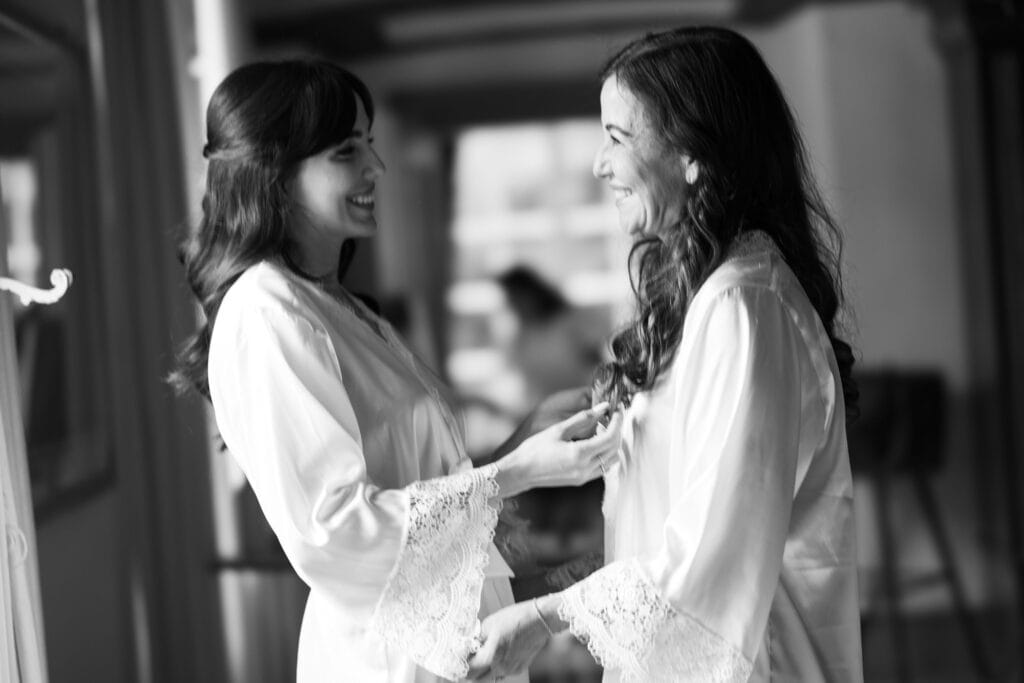 Bride at her getting ready, doing makeup and hair. Bride getting ready with her mum. Bride dress. Schloss Hünigen Bern