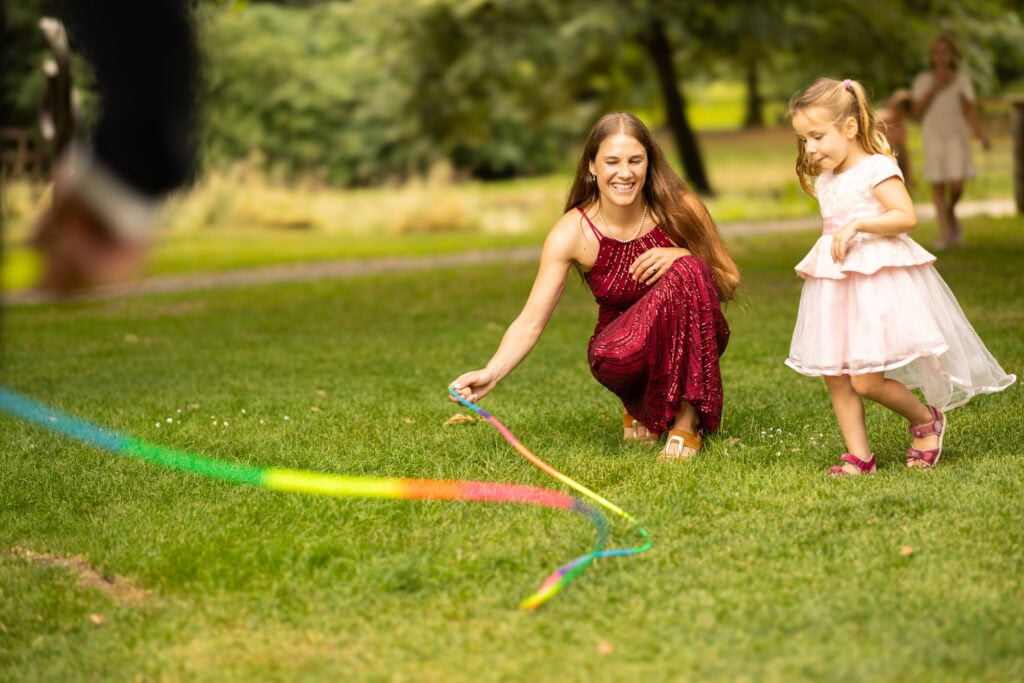 Wedding ceremony in the garden. Schloss Hünigen. Emotional and colorful wedding ceremony. Emotional hugs with family and friends after the wedding ceremony