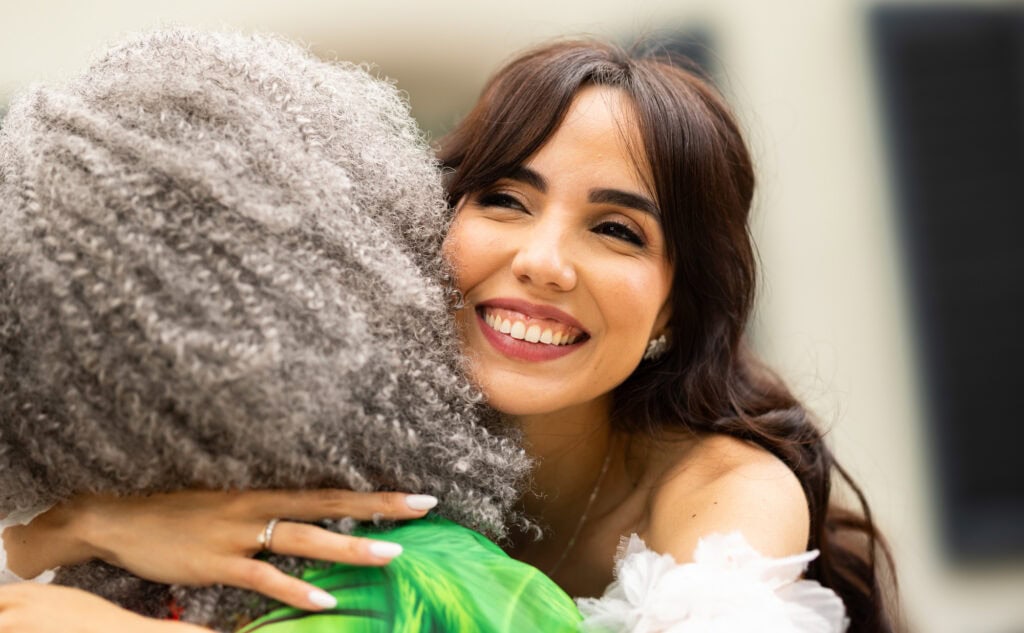 Wedding ceremony in the garden. Schloss Hünigen. Emotional and colorful wedding ceremony. Emotional hugs with family and friends after the wedding ceremony.