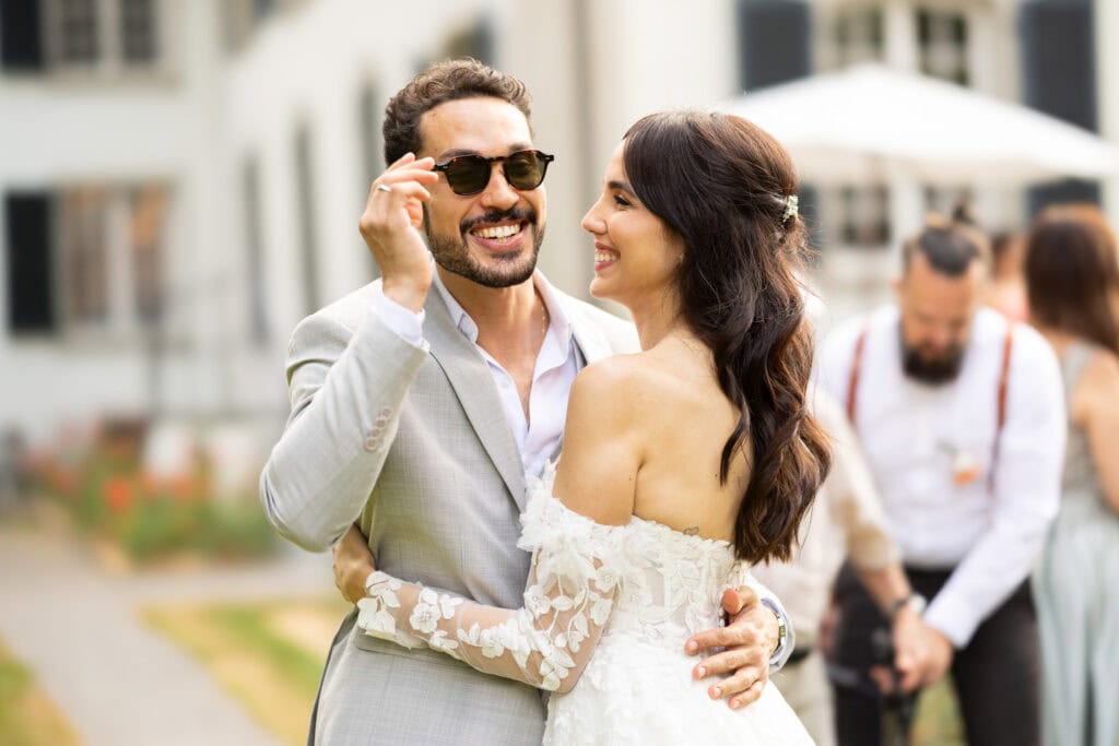 Wedding ceremony in the garden. Schloss Hünigen. Emotional and colorful wedding ceremony. Emotional hugs with family and friends after the wedding ceremony. Bride with her mum