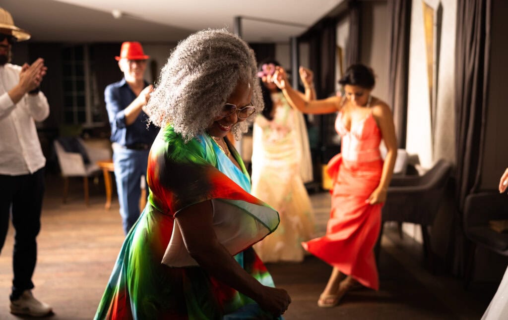 Guests dancing and celebrating during the wedding party at Schloss Hünigen in Bern