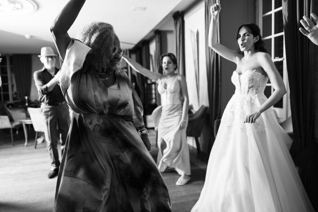 Guests dancing and celebrating during the wedding party at Schloss Hünigen in Bern