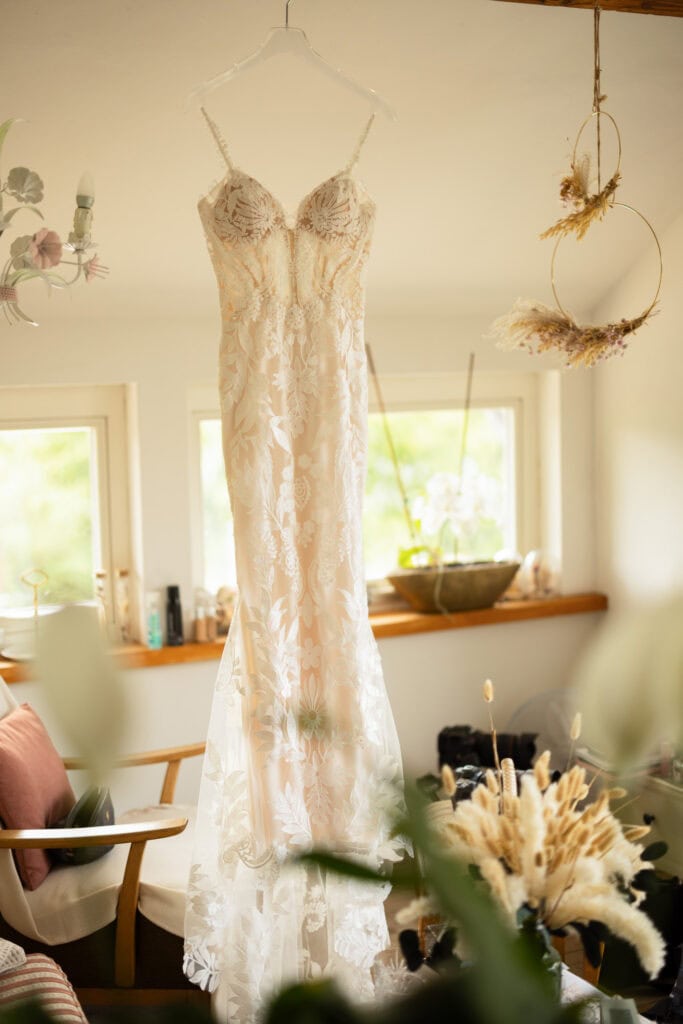 Wedding at Moschti Stäfa, Zürich. Getting ready bride