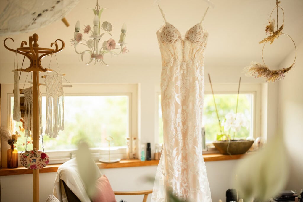 Wedding at Moschti Stäfa, Zürich. Getting ready bride