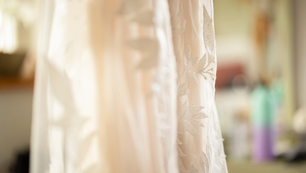 Wedding at Moschti Stäfa, Zürich. Getting ready bride