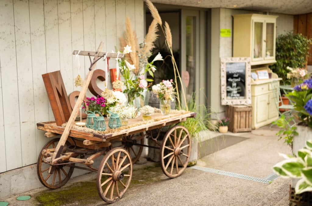 Wedding at Moschti Stäfa, Zürich. Getting ready. Decoration