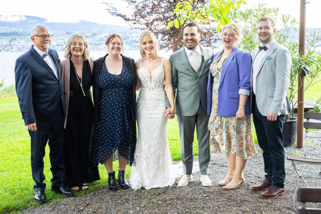 Wedding at Moschti Stäfa, Zürich. Group photo with family and friends