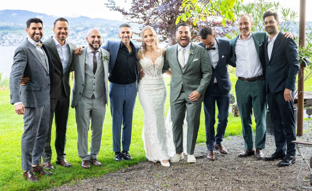 Wedding at Moschti Stäfa, Zürich. Group photo with family and friends