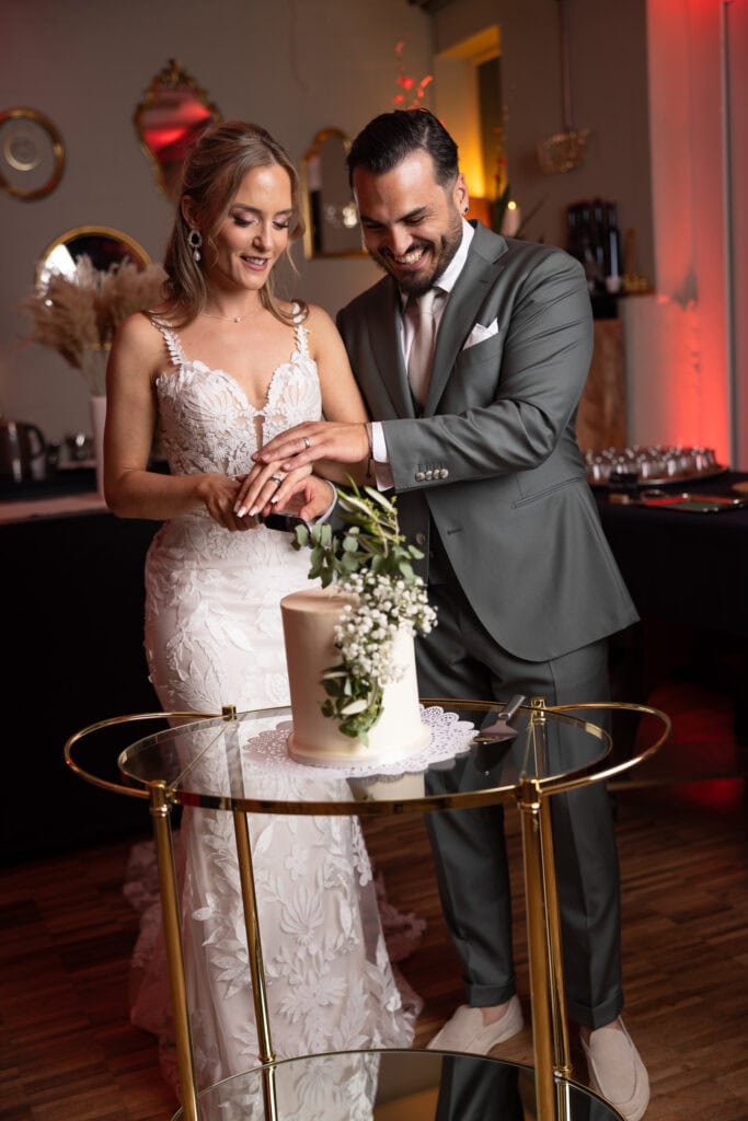 Wedding at Moschti Stäfa, Zürich. Cake moment with bride and groom