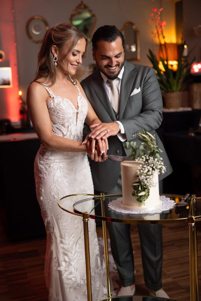 Wedding at Moschti Stäfa, Zürich. Cake moment with bride and groom