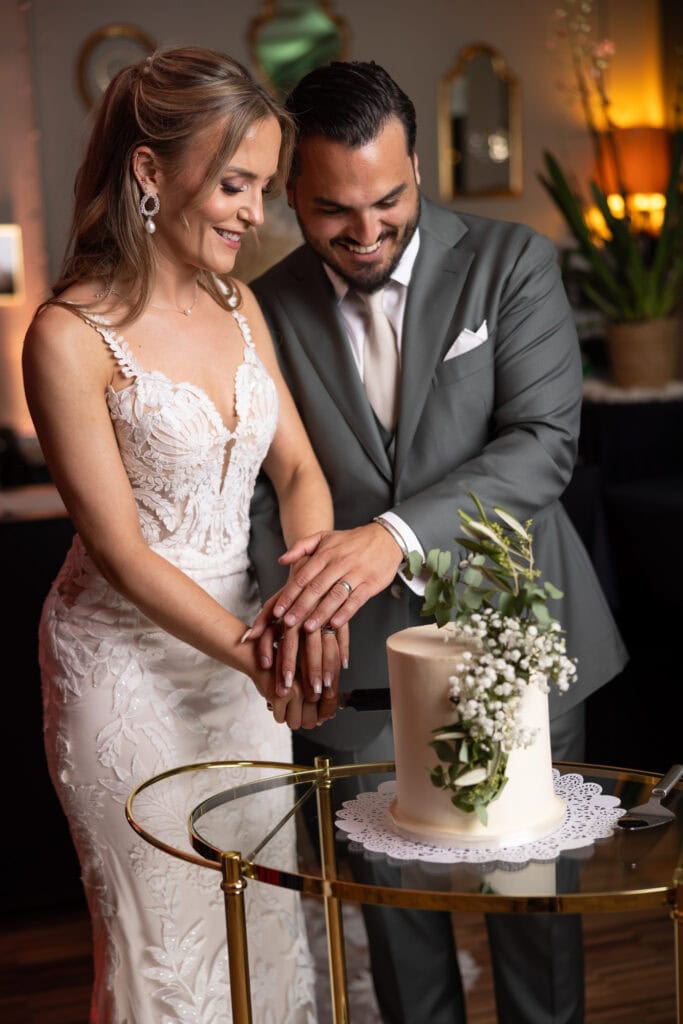 Wedding at Moschti Stäfa, Zürich. Cake moment with bride and groom