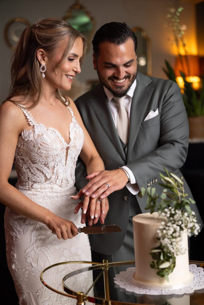 Wedding at Moschti Stäfa, Zürich. Cake moment with bride and groom