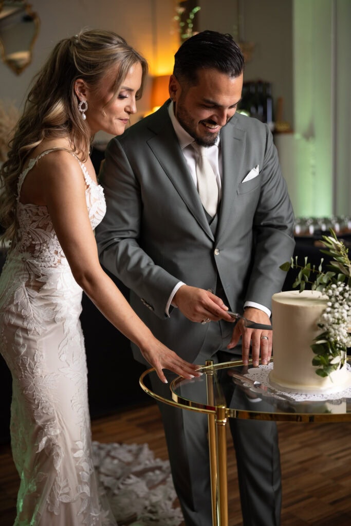 Wedding at Moschti Stäfa, Zürich. Cake moment with bride and groom