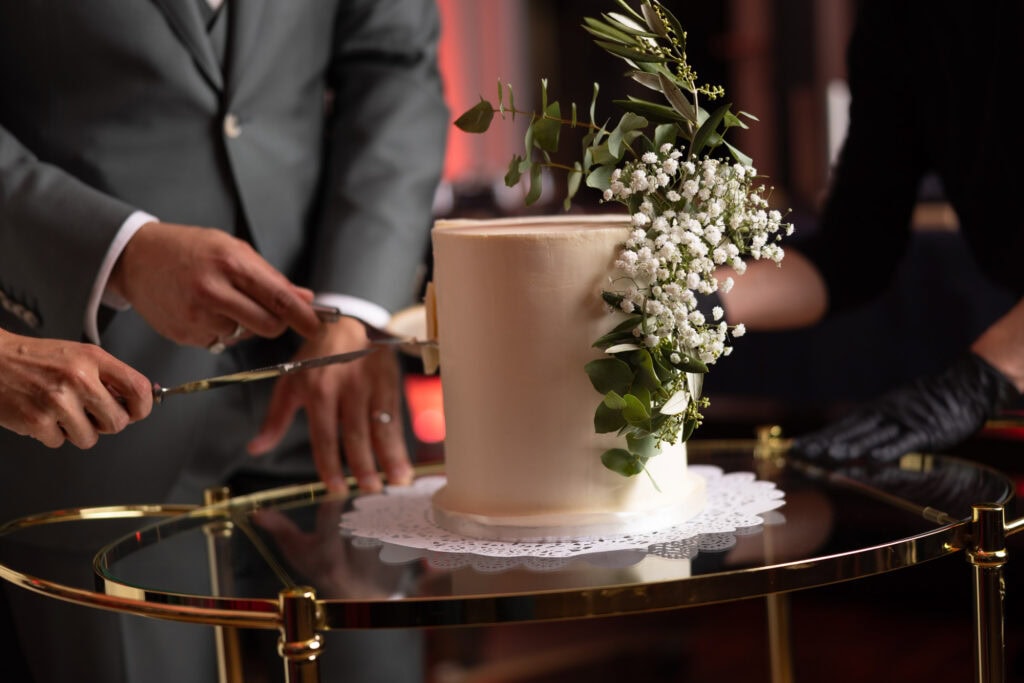 Wedding at Moschti Stäfa, Zürich. Cake moment with bride and groom
