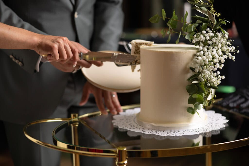 Wedding at Moschti Stäfa, Zürich. Cake moment with bride and groom