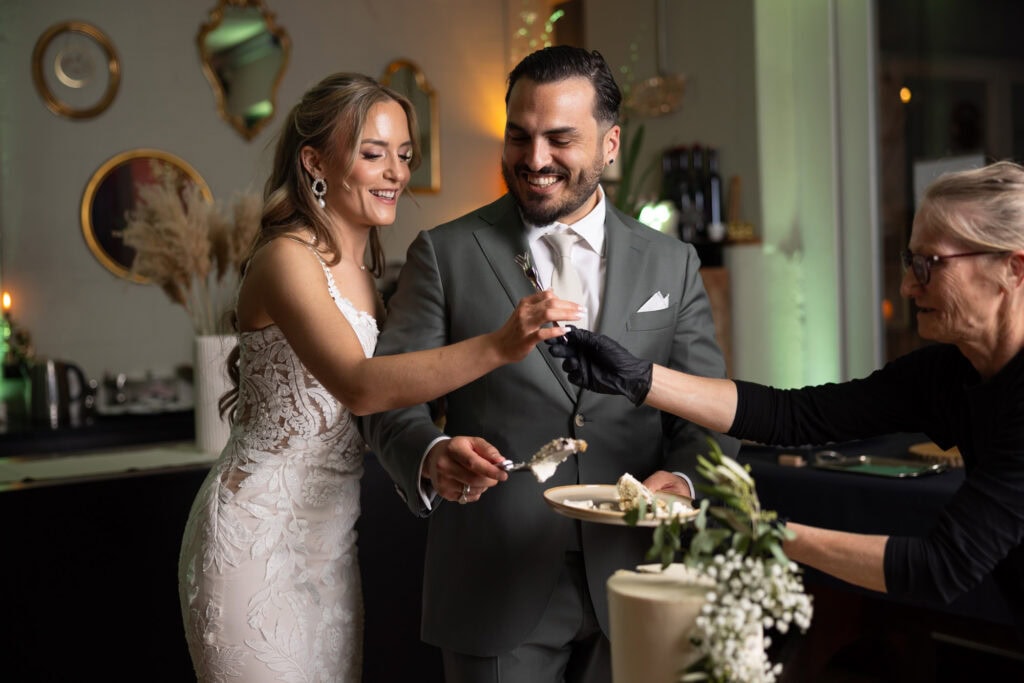 Wedding at Moschti Stäfa, Zürich. Cake moment with bride and groom