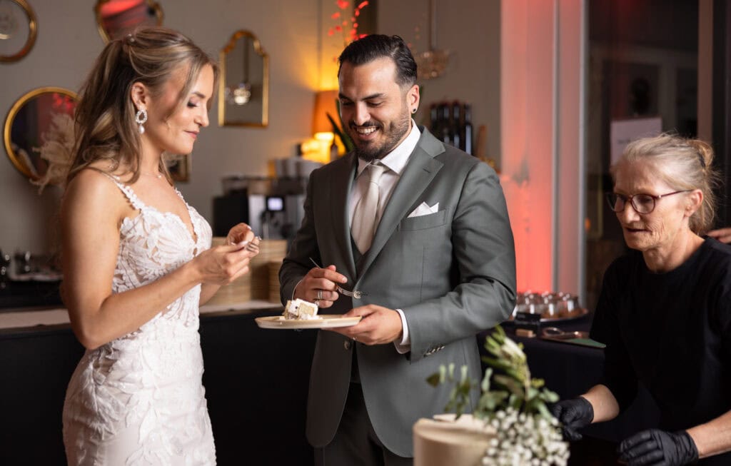 Wedding at Moschti Stäfa, Zürich. Cake moment with bride and groom