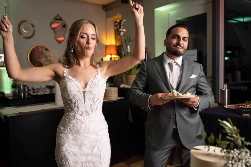 Wedding at Moschti Stäfa, Zürich. Cake moment with bride and groom