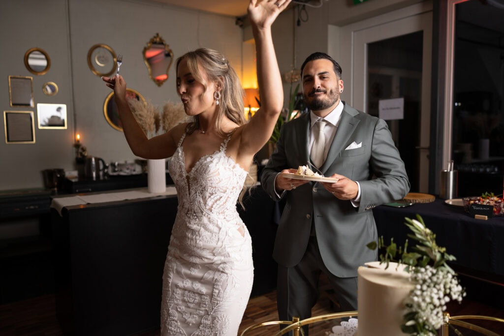 Wedding at Moschti Stäfa, Zürich. Cake moment with bride and groom