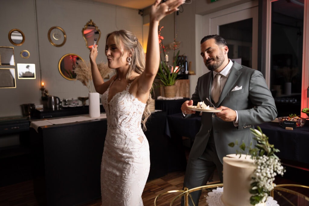 Wedding at Moschti Stäfa, Zürich. Cake moment with bride and groom