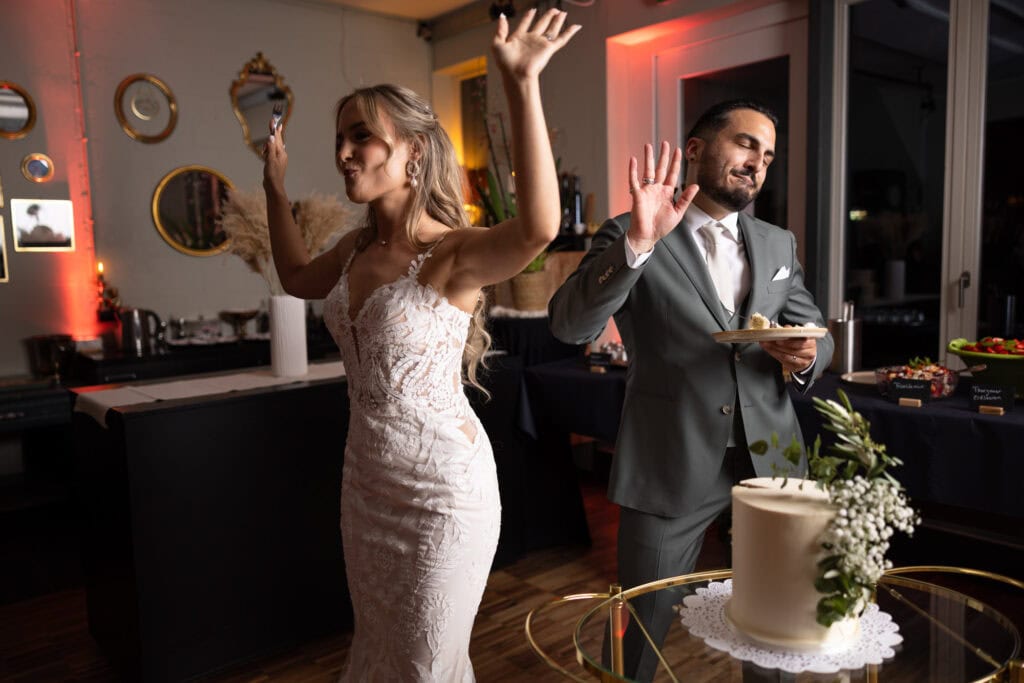Wedding at Moschti Stäfa, Zürich. Cake moment with bride and groom