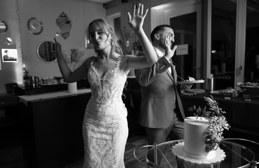 Wedding at Moschti Stäfa, Zürich. Cake moment with bride and groom