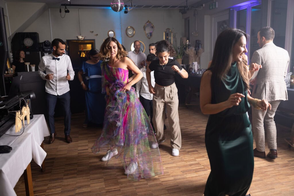 Wedding at Moschti Stäfa, Zürich. Party with bride, groom, family and friends celebrating