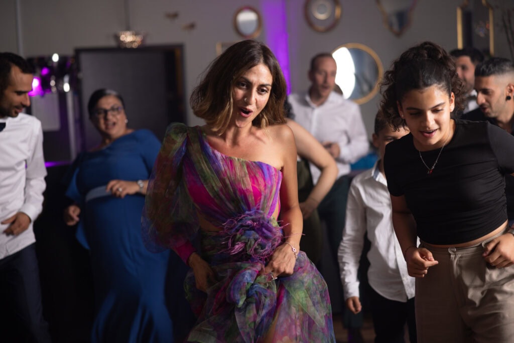 Wedding at Moschti Stäfa, Zürich. Party with bride, groom, family and friends celebrating