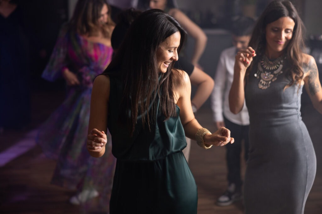 Wedding at Moschti Stäfa, Zürich. Party with bride, groom, family and friends celebrating