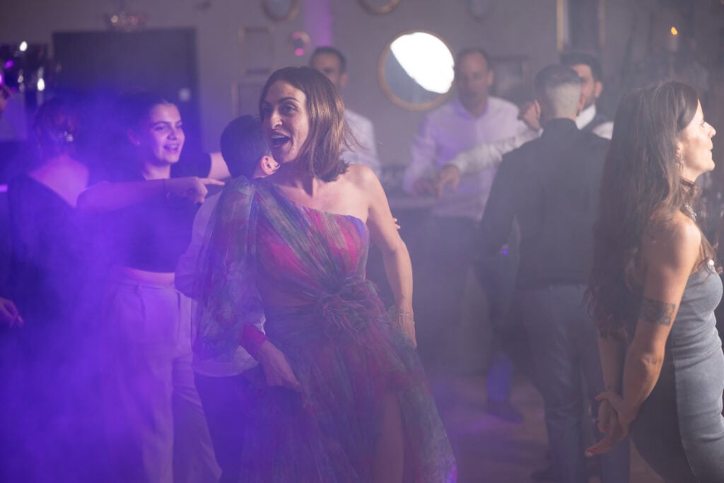 Wedding at Moschti Stäfa, Zürich. Party with bride, groom, family and friends celebrating