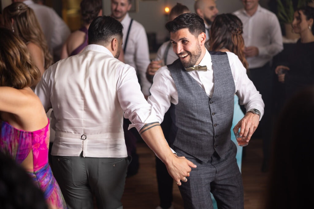 Wedding at Moschti Stäfa, Zürich. Party with bride, groom, family and friends celebrating