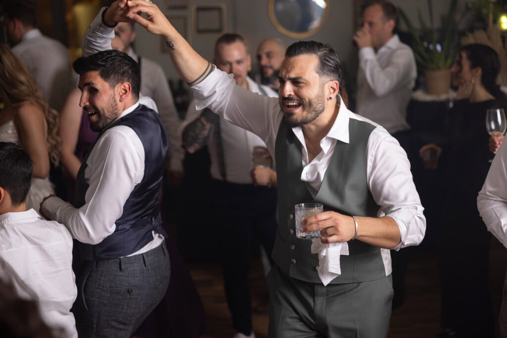 Wedding at Moschti Stäfa, Zürich. Party with bride, groom, family and friends celebrating