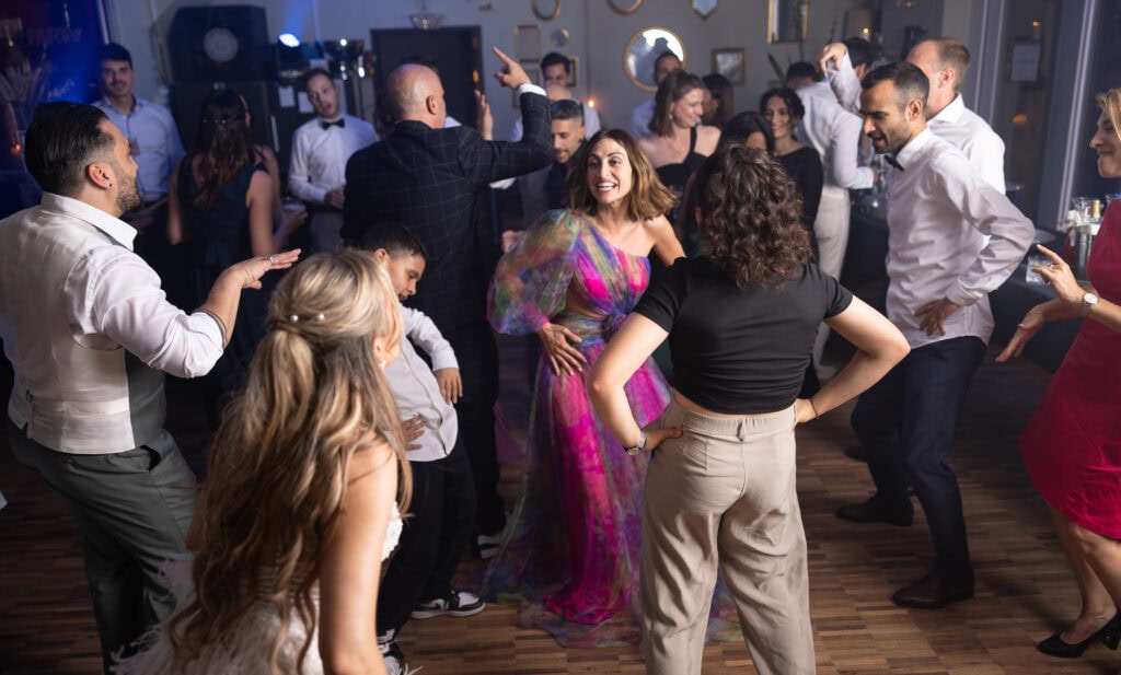 Wedding at Moschti Stäfa, Zürich. Party with bride, groom, family and friends celebrating