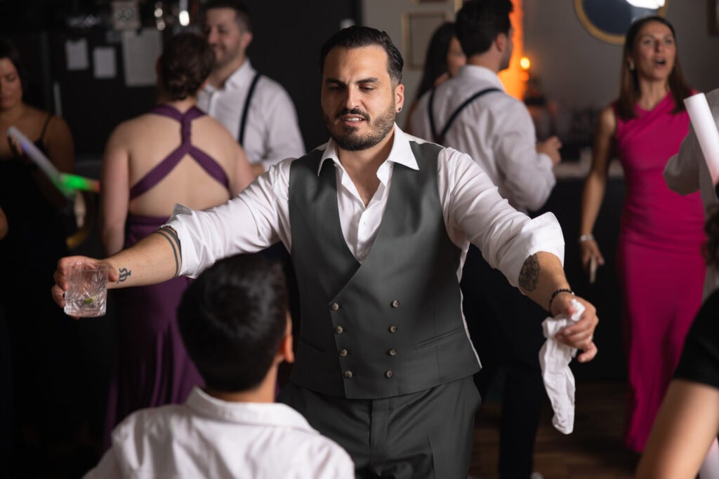 Wedding at Moschti Stäfa, Zürich. Party with bride, groom, family and friends celebrating