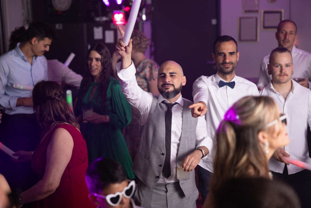 Wedding at Moschti Stäfa, Zürich. Party with bride, groom, family and friends celebrating