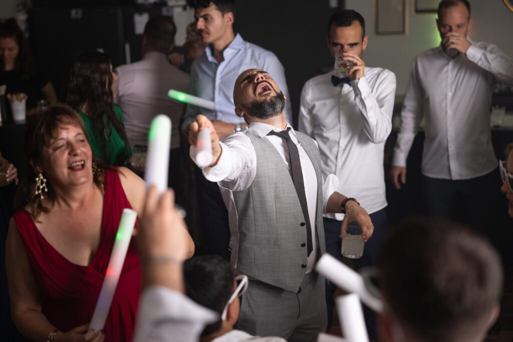 Wedding at Moschti Stäfa, Zürich. Party with bride, groom, family and friends celebrating