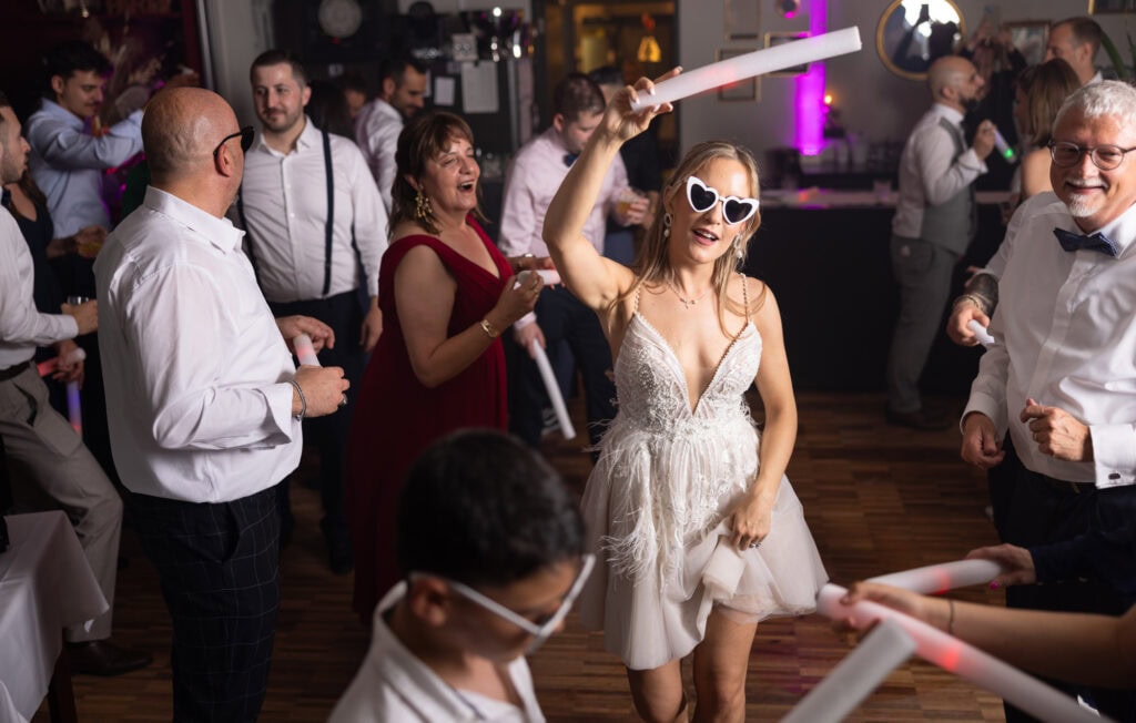 Wedding at Moschti Stäfa, Zürich. Party with bride, groom, family and friends celebrating